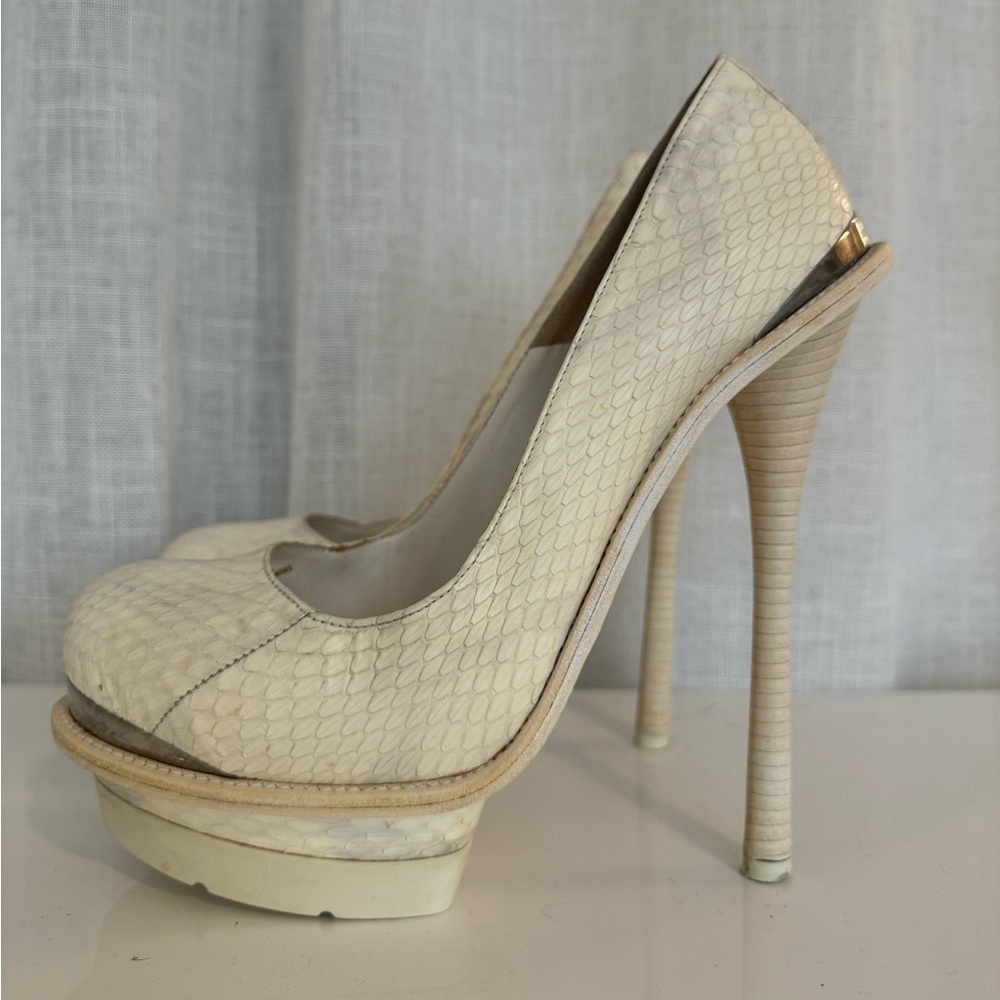 Alexander McQueen Ecru Snakeskin Pump
